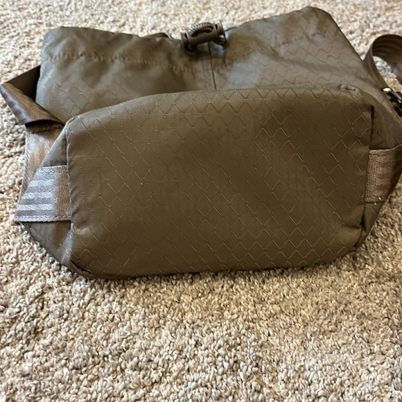 Athleta excursion Crossbody bucket bag. - Picture 7 of 8